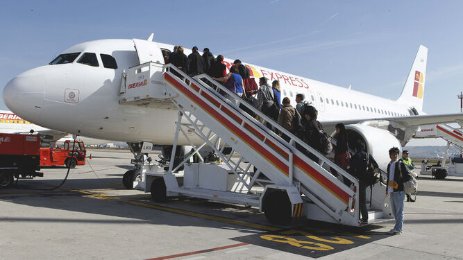 Pasajeros suben a un avión A320 operado por Iberia Express.