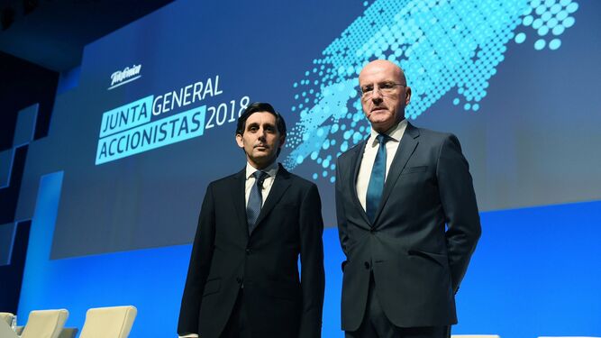 El presidente de Telefónica, José María Álvarez-Pallete, y el consejero delegado de la multinacional, Ángel Vilà, al inicio de la junta de accionistas, ayer.