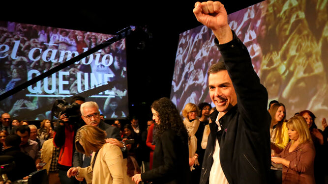Pedro Sánchez, rodeado de cargos del PSOE de Cádiz, saluda a la militancia socialista en el transcurso de un mitin en Jerez, a finales de 2015.