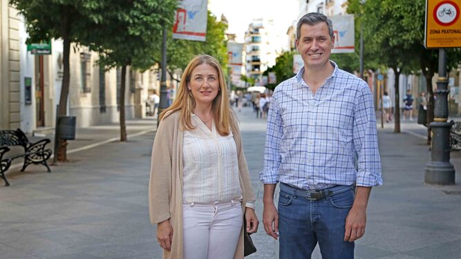 La psicóloga Manuela Pérez, presidenta de PAS España, junto a Pablo Villagrán, presidente de la asociación de afectados, en la calle Larga.