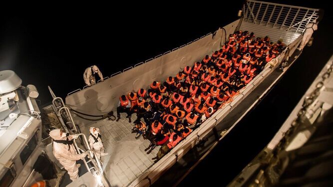 Rescate en alta mar, en la madrugada del domingo pasado, de parte de los 629 inmigrantes que han sido rescatados por el 'Aquarius'.