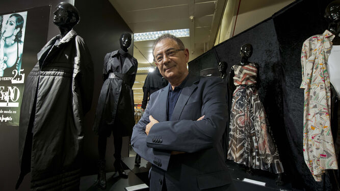 El diseñador de Orense, en la exposición con motivo de sus 25 años en la moda.