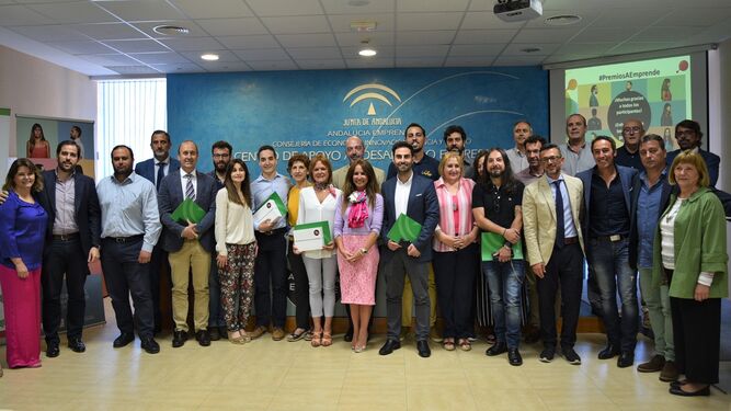 Foto de familia de finalistas, entidades colaboradoras y personal técnico de Andalucía Emprende, junto a los ganadores de estos premios y la delegada de la Junta.