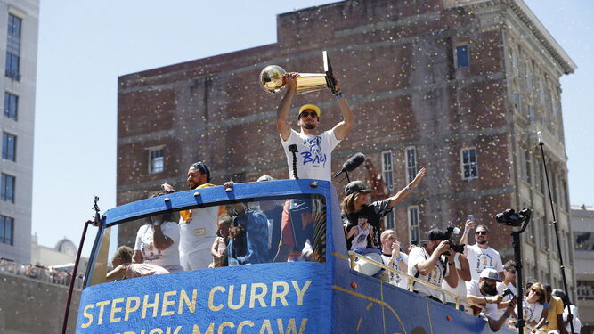 Curry levanta la copa de ganador