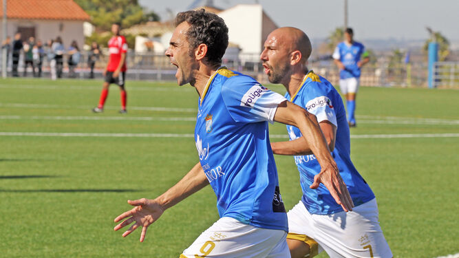 Pedro Carrión celebra con rabia junto a Quirós uno de los goles que ha anotado esta temporada.