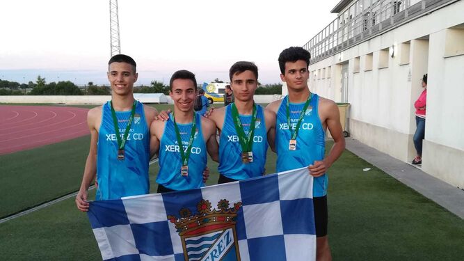 El equipo azulino consiguió trece medallas en el Andaluz.