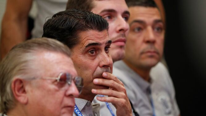 Fernando Hierro, en el centro, escucha atento la comparecencia de Luis Rubiales.