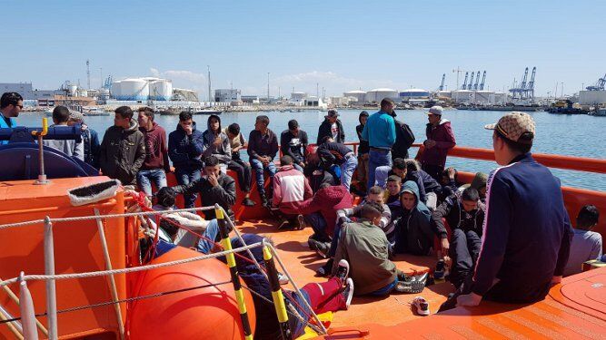 Los migrantes que han llegado al puerto de Algeciras.