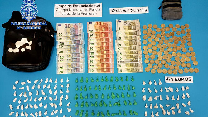 El dinero y la droga incautados en la operación policial.