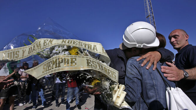 Familiares de los dos operarios fallecidos semanas atrás en Puerto Real recibieron un ramo de flores.