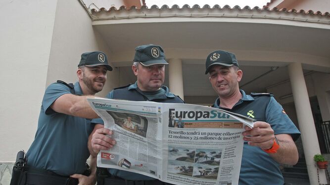 Los guardias civiles Miguel Ángel Sevilla, Daniel Álvarez y Raúl López leen la primera información sobre el rescate publicada por 'Europa Sur' el martes.