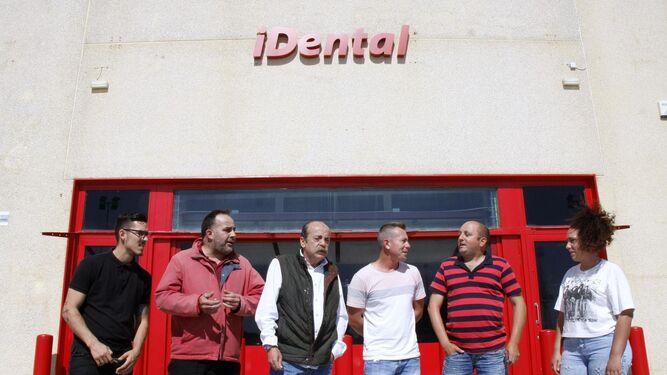 Algunos de los afectados que se encontraron ayer la sede de iDental en El Puerto cerrada.