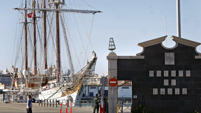 El buque escuela en el Puerto de Cádiz en una imagen de archivo