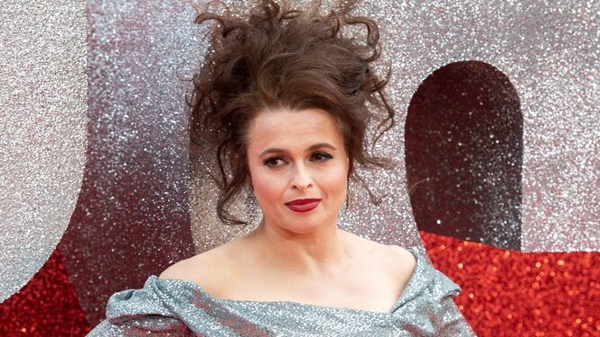 Helena Bonham Carter brill&oacute; en la alfombra roja con un vestido largo de corte sirena en lentejuelas plateadas de Vivienne Westwood.