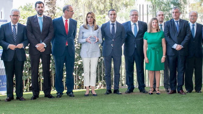 Fotografía de familia de los representantes de la industria de Campo de Gibraltar con la presidenta de la Junta, Susana Díaz.