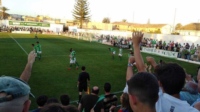 Futbolistas y aficionados verdiblancos, celebrando el gol de Luisito ayer en El Palmar.