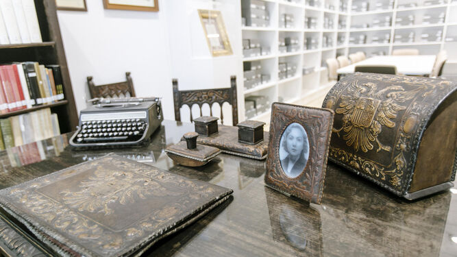 La mesa del despacho de Domínguez Ortiz en su sala de Cádiz, que se mantiene tal y como la tuvo el historiador sevillano en su casa de Granada; al fondo, las estanterías con los documentos.