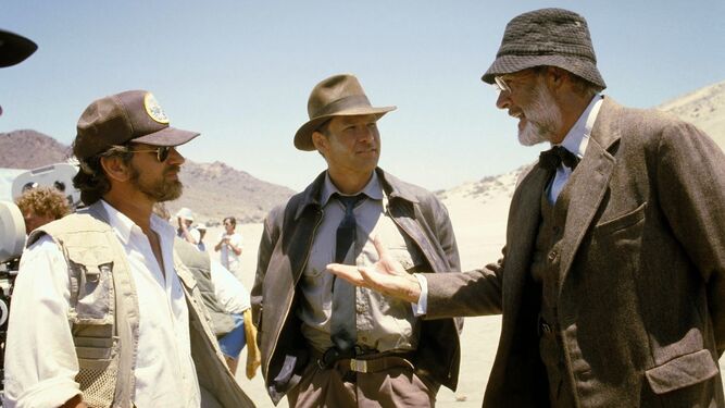Steven Spielberg junto a Harrison Ford y Sean Connery.
