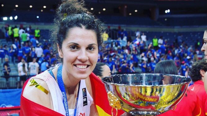 La roteña Bea Sánchez, con la medalla de oro y el trofeo de campeona de Europa ganado por España.