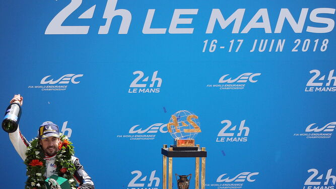 Fernando Alonso, en el podio de Le Mans.