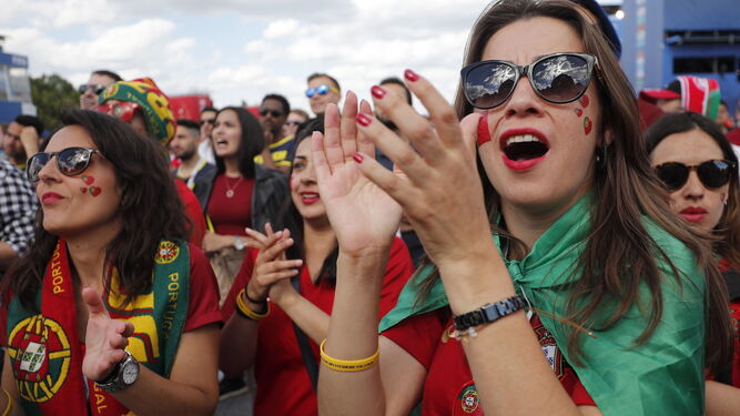 Unas seguidoras portuguesas, ayer, en el partido de su selección ante Marruecos en Moscú.