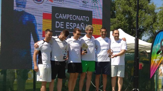 Varios nadadores del Jerez Natación Máster, en el podio recogiendo el trofeo al tercer puesto del Nacional.
