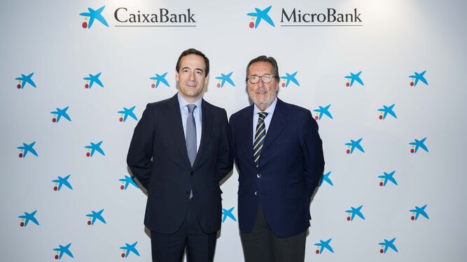 El consejero delegado de Caixabank, Gonzalo Gortázar, y el presidente de Microbank, Antoni Vila.