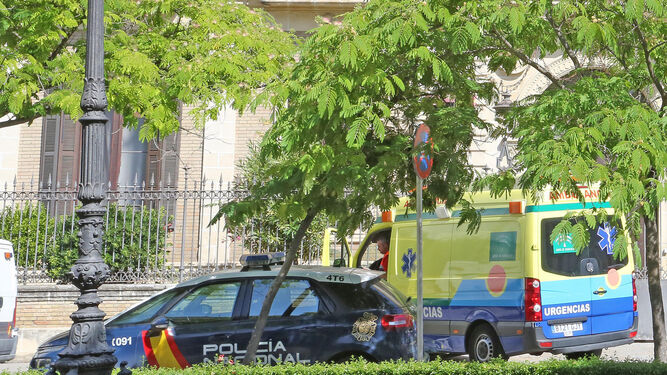 Una ambulancia atendiendo el martes a un inmigrante en la Comisaría.