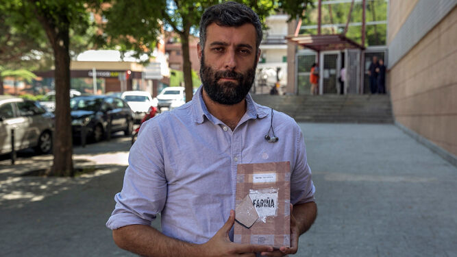 Nacho Carretero posa con un ejemplar de 'Fariña'.
