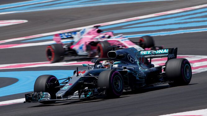 Lewis Hamilton rueda en el circuito de Paul Ricard durante la segunda sesión de libres.