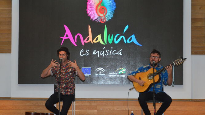 Actuación del grupo 'Antílopez' durante la presentación.