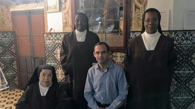 Un momento de la visita del alcalde sanluqueño al convento de Las Descalzas.