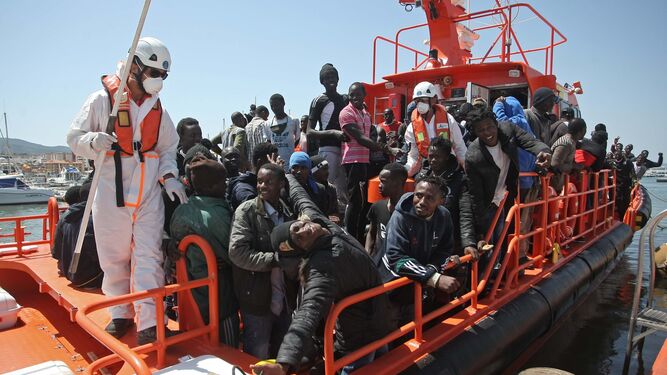Un grupo de migrantes es llevado a la dársena del Saladillo, en Algeciras, ayer.