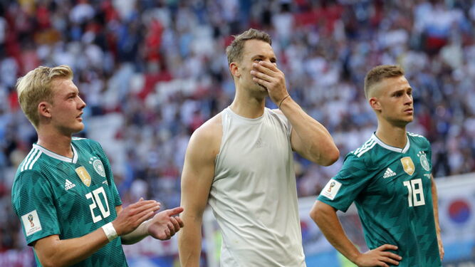 Brandt, Neuer y Kimmich, desolados tras la eliminación de Alemania.