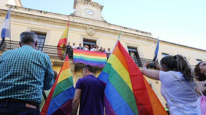 Un momento del izado ayer por la tarde de la bandera arcoíris en el balcón del Ayuntamiento de Jerez.