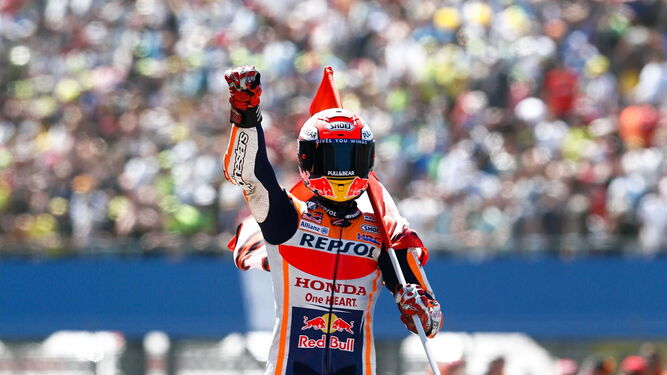 Marc Márquez celebra su victoria en el Gran Premio de Holanda de MotoGP.