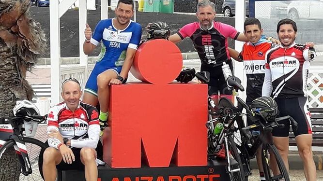Los triatletas del equipo jerezano, posando en Lanzarote.