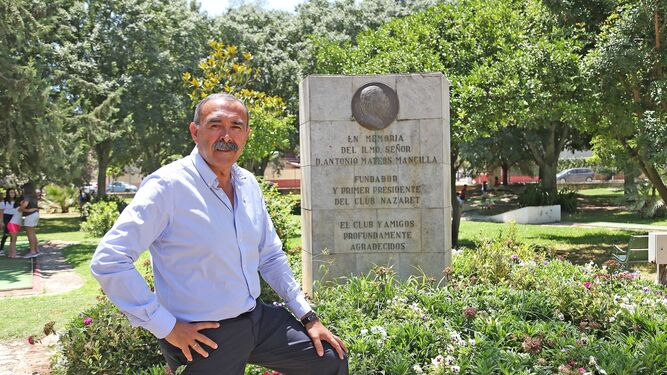 Manuel García Perdigones, presidente del Club Nazaret, posa junto a la placa que conmemora la fundación de la instalación.