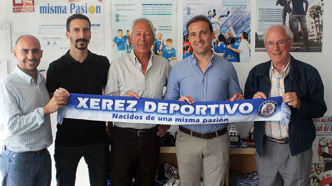 Rafael Coca, presidente del Xerez DFC, con directivos azulinos y Álvaro Moya. delegado de ProLiga.