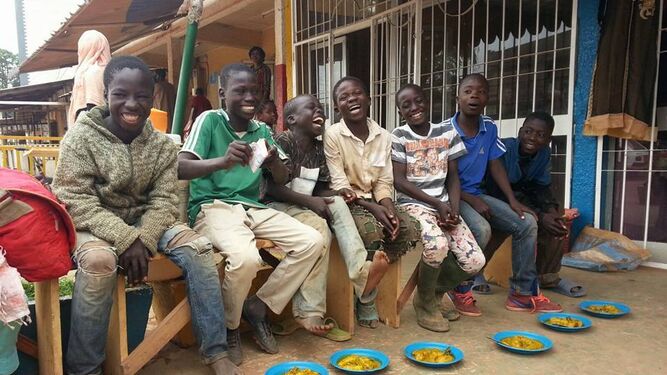 Imagen de niños del albergue Biye Bikoue de Camerún.