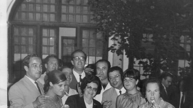 Rosario (centro) con el profesorado, APA y delegado provincial, en 1967.