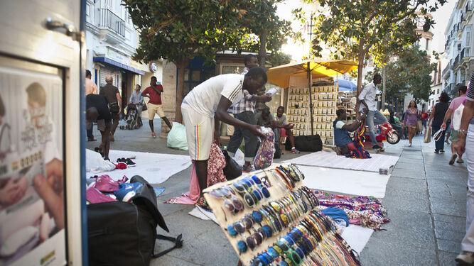 Subsaharianos con su venta ambulante en la plaza de las Flores.