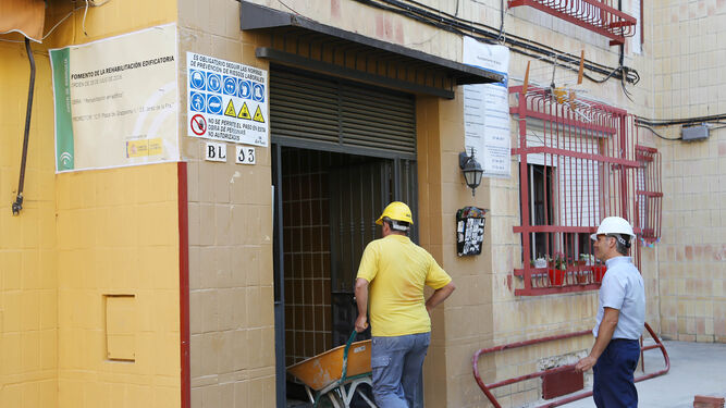 Obras de accesibilidad en un bloque de la barriada de La Granja en una imagen tomada el pasado verano.