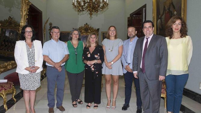 La presidenta de Diputación con los representantes de las organizaciones empresariales y la diputada provincial de Empleo.