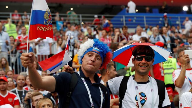 Aficionados rusos muestran sus banderas en el interior del estadio Luzhniki antes del partido ante España.