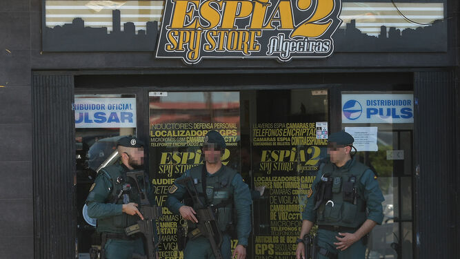 Tres agentes de la Guardia Civil custodian la entrada a la tienda de artículos de espionaje de Algeciras el pasado mes de mayo.