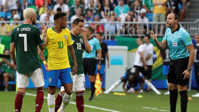 Mateu Lahoz, en el partido entre México y Brasil