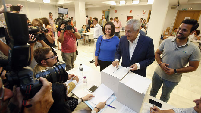 Javier Arenas y Virginia Pérez votan este jueves en la sede del PP en Sevilla.