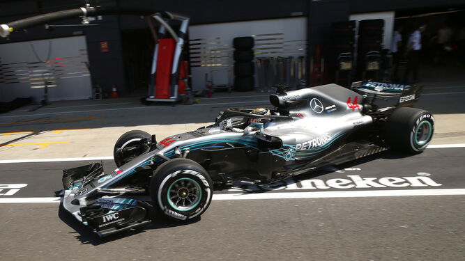 El Mercedes de Hamilton sale de 'boxes'