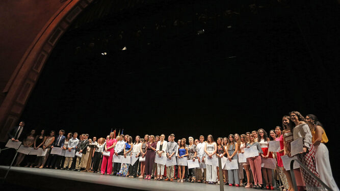Los premiados posan ayer en el Teatro Villamarta, tras recibir sus galardones.